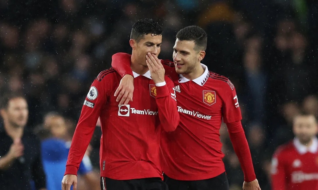 Diogo Dalot tiết lộ Cristiano Ronaldo đã giúp đỡ anh rất nhiều.
