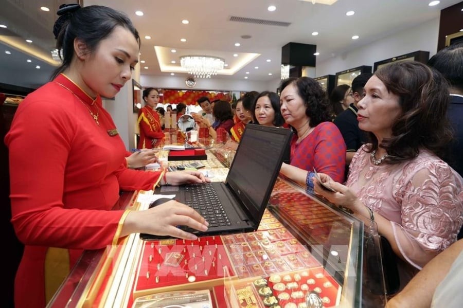  Cụ thể, lúc 8 giờ 40 phút, Công ty Vàng bạc Đá quý Sài Gòn cùng nhiều đơn vị lớn khác niêm yết giá vàng SJC ở mức 153,5 triệu đồng/lượng mua vào và 156,5 triệu đồng/lượng bán ra.