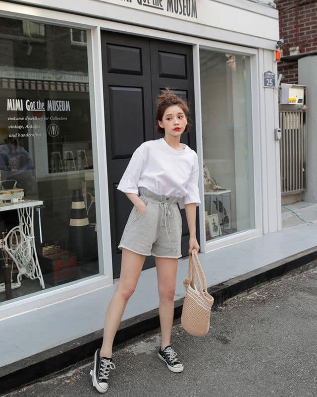 Dù trải qua nhiều mùa mốt khác nhau, kiểu áo này vẫn giữ được sức hấp dẫn nhờ vẻ ngoài tinh gọn và dễ ứng dụng.