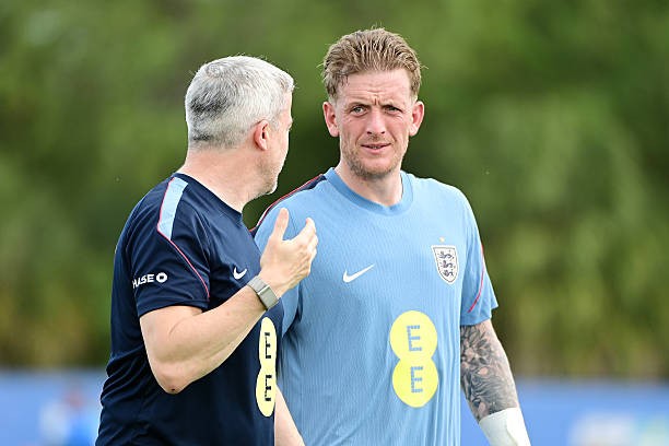 Jordan Pickford đang tập trung cùng tuyển Anh.