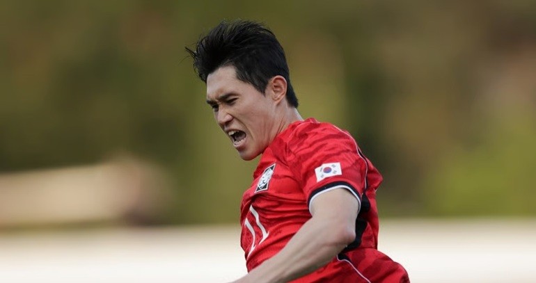 Dong-gyeong ăn mừng sau bàn thắng duy nhất của trận đấu.