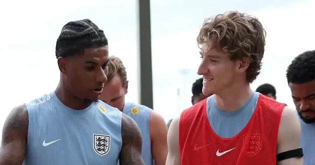 Rashford đang truyền đạt kinh nghiệm tại Barca cho Gordon?