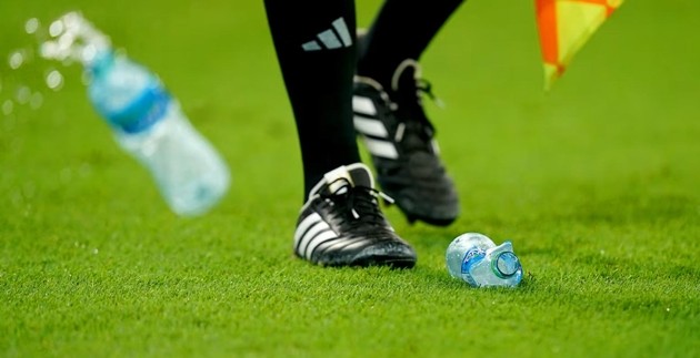 FIFA cấm người hâm mộ mang chai lọ vào sân.