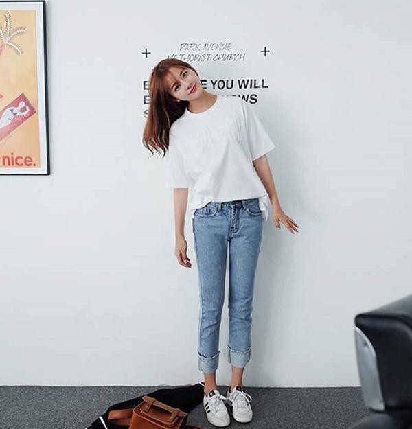 Chỉ với một chiếc áo đơn giản, người mặc có thể tạo nên nhiều hình ảnh khác nhau tùy theo cách kết hợp trang phục.