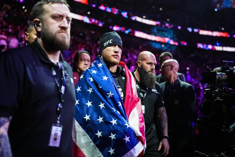 Justin Gaethje tiến vào lồng bát giác