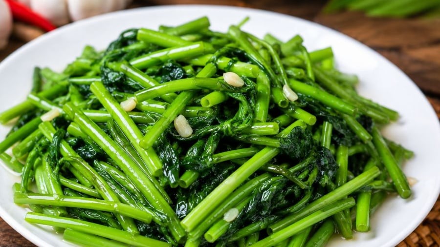 Rau muốn xanh thì chỉ nên cho vào xào khi chảo rất nóng