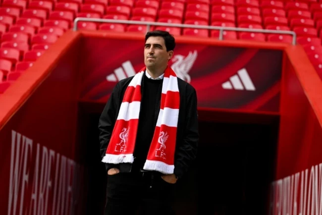 Andoni Iraola chính thức ngồi ghế nóng Liverpool.