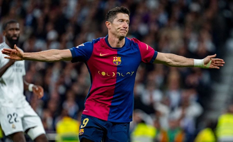  Lewandowski đẳng cấp, nhưng không còn trẻ trung.