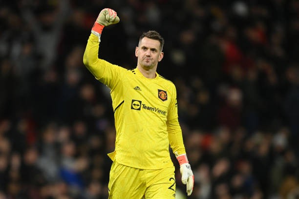Man Utd tiếp tục trói chân Heaton.