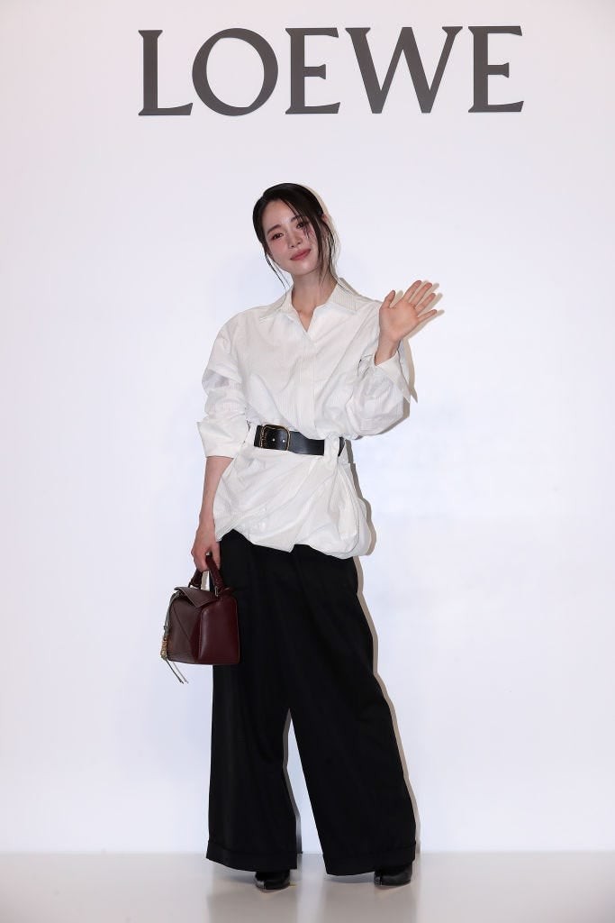 Phong cách được đánh giá cao nhất của Lim Ji Yeon có lẽ nằm ở những bộ trang phục công sở mang tinh thần tối giản. 