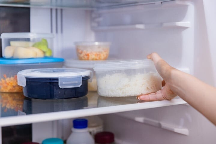 Có nên để cơm nguội thừa vào tủ lạnh?