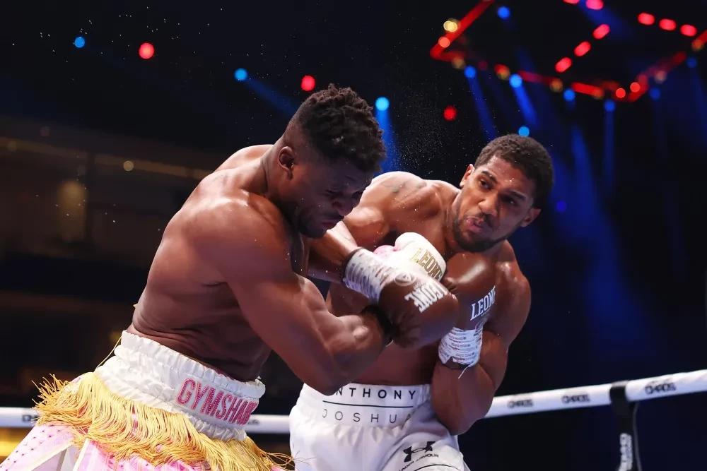 Anthony Joshua đấm Francis Ngannou