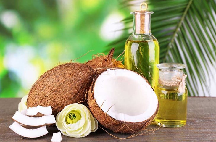 Các axit béo trong dầu dừa có thể tạo lớp màng trên bề mặt da, giúp hạn chế tình trạng mất nước và duy trì cảm giác mềm mại.