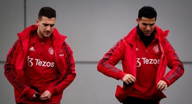 Dalot và Ronaldo trong màu áo Quỷ đỏ.