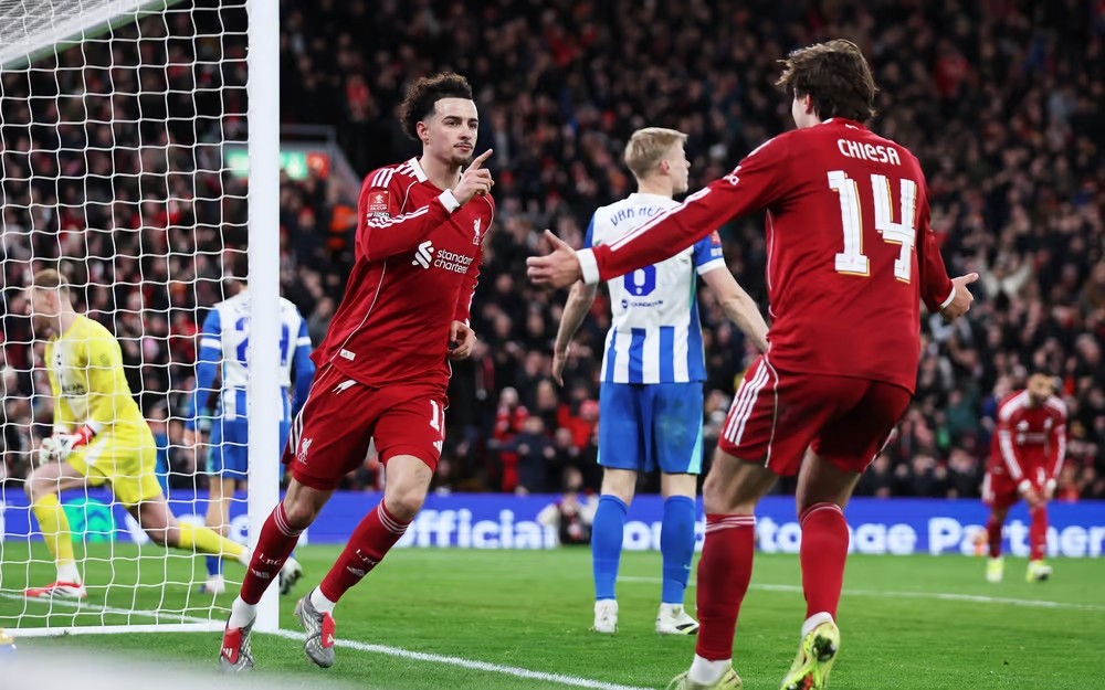 Federico Chiesa tiết lộ Curtis Jones dò hỏi về cuộc sống tại Ý.