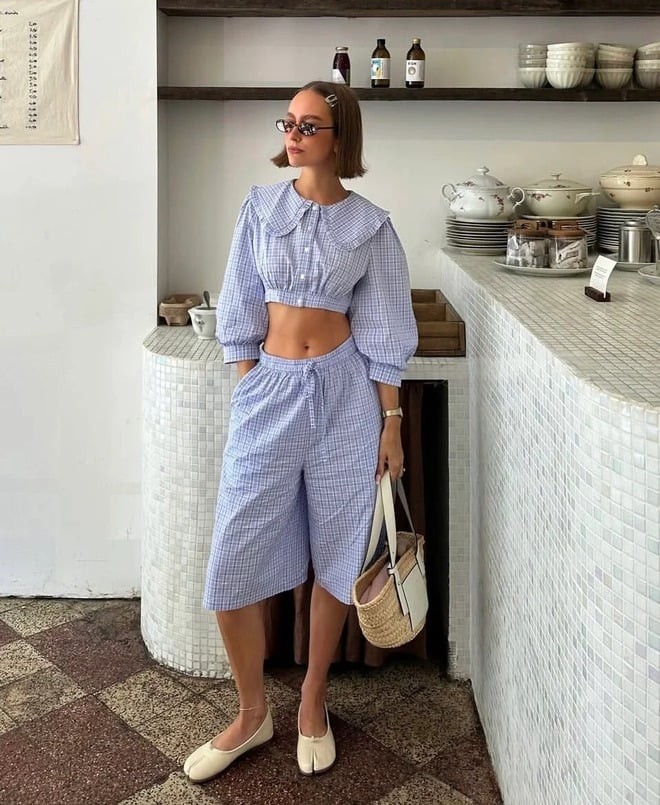  Những bộ sơ mi kết hợp cùng quần dài hoặc quần short đồng màu từ chất liệu này đang trở thành lựa chọn phổ biến trong mùa hè.