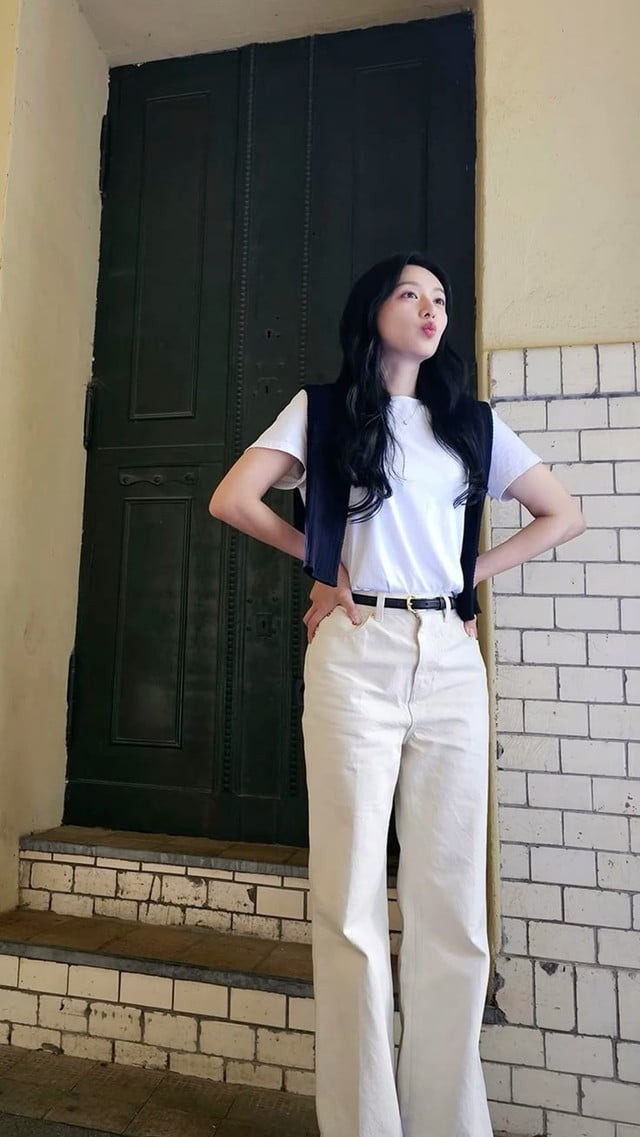  Trong một lần xuất hiện khác, cô diện áo thun trắng kết hợp cùng quần jeans màu be dáng suông, tạo nên tổng thể nhẹ nhàng và phù hợp với thời tiết mùa hè.
