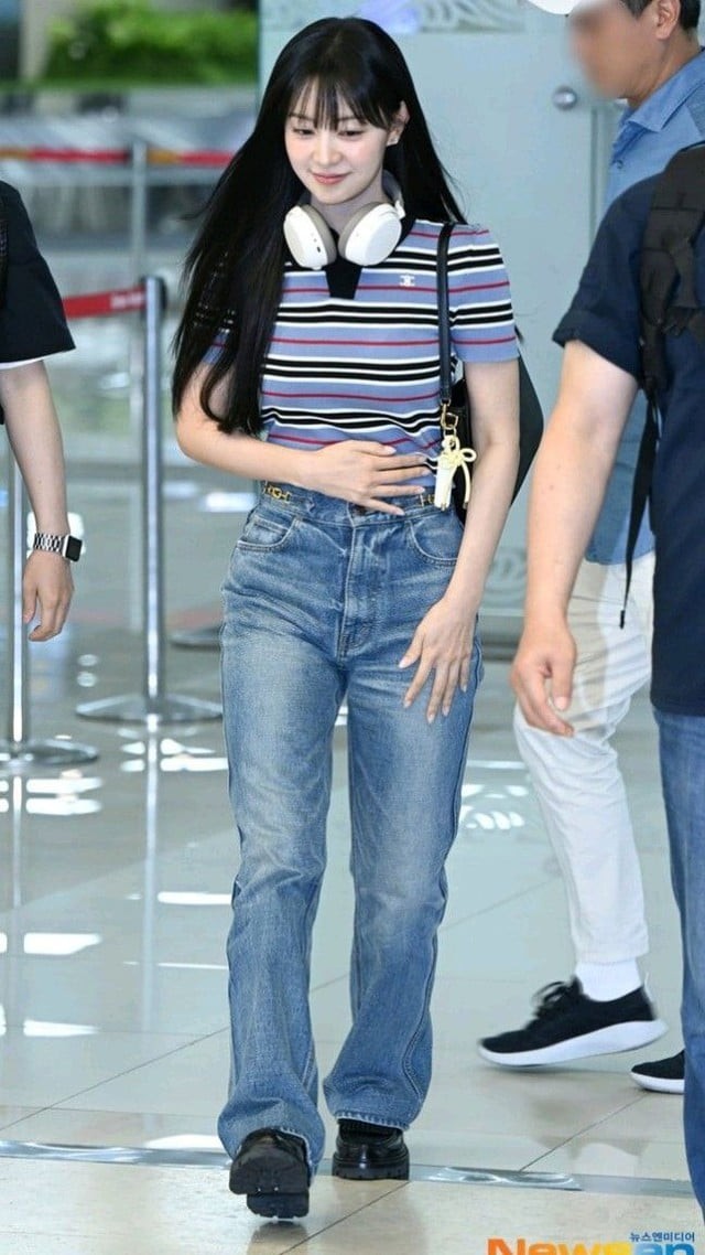 Một trong những bản phối được nhiều người yêu thích của Kim Ji Won là sự kết hợp giữa áo thun kẻ sọc và quần jeans cạp cao. 