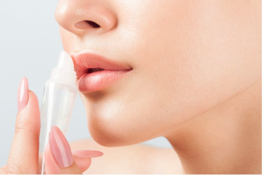 Việc chà xát quá mạnh hoặc lạm dụng tẩy da chết có thể khiến môi mất đi hàng rào bảo vệ tự nhiên.