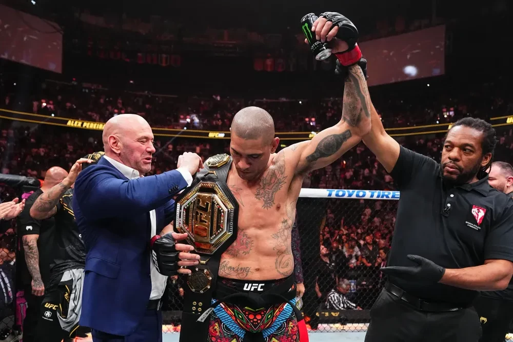 Dana White trao đai cho Alex Pereira