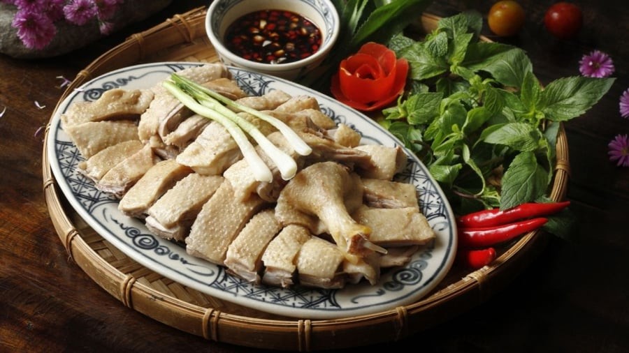 Khi luộc thịt vịt, ngoài muối, bạn cần thêm một số loại gia vị khác.