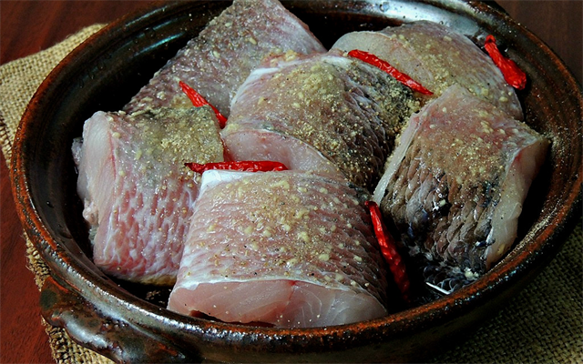 Khâu ướp cá rất quan trọng khi nấu cá