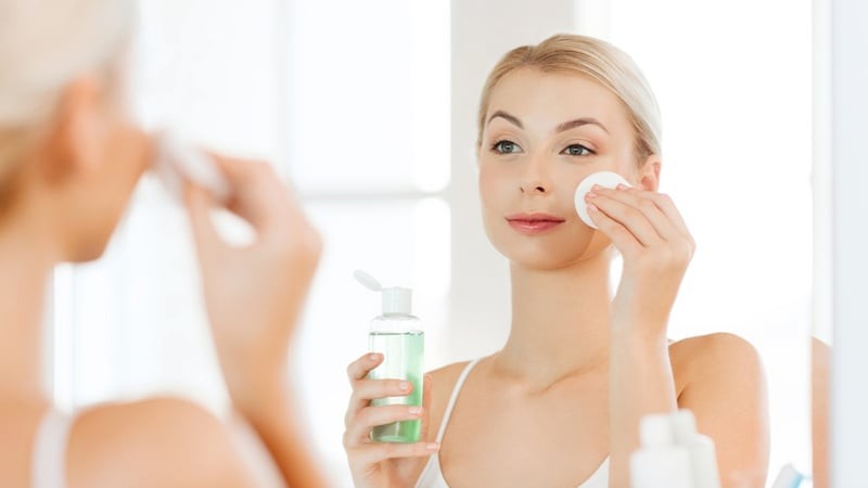 Các chuyên gia thường khuyến nghị chỉ nên làm sạch da với sữa rửa mặt vào buổi sáng và buổi tối. 