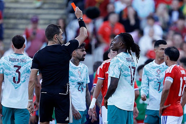 Rafael Leao dính thẻ đỏ ở trận đấu với Chile.