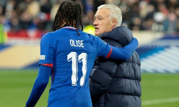 Deschamps đã có những chia sẻ về tương lai của Olise ở cấp độ CLB.
