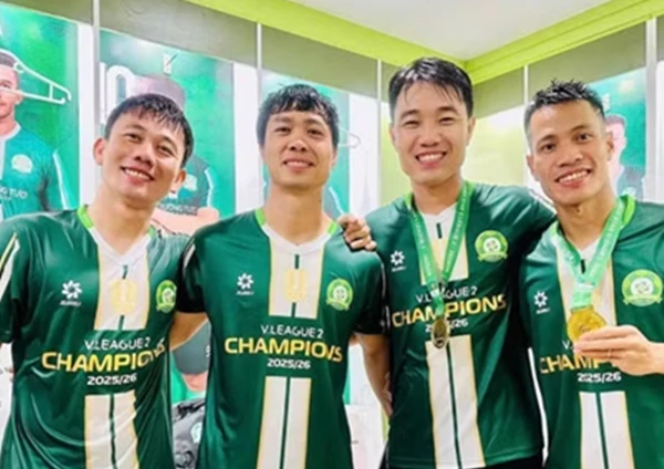 Công Phượng và các đồng đội đăng quang cùng CLB Đồng Nai.