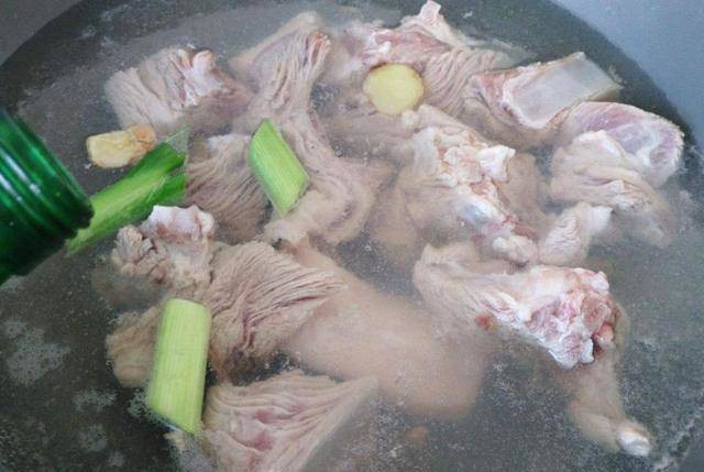 chan-xuong-suon-cu-bi-kho-va-tanh-dau-bep-bat-mi-do-ban-dung-sai-nuoc-e14f01bab8e54c8581920bec6554325d-1596593311-500-width640height429