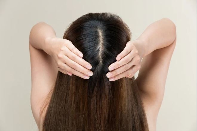 Nhiều người thắc mắc tại sao gội đầu xong vẫn có gàu dù đã dùng dầu gội và vệ sinh tóc đều đặn.

