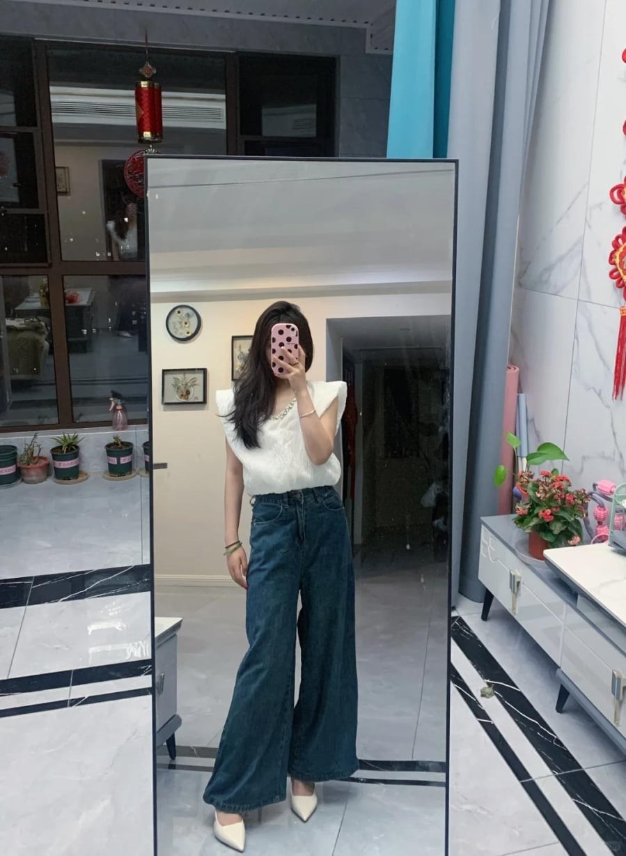 Những thiết kế gót thấp hoặc gót vừa phải đặc biệt phù hợp với môi trường công sở, giúp người mặc vừa thoải mái vừa giữ được sự chuyên nghiệp.

