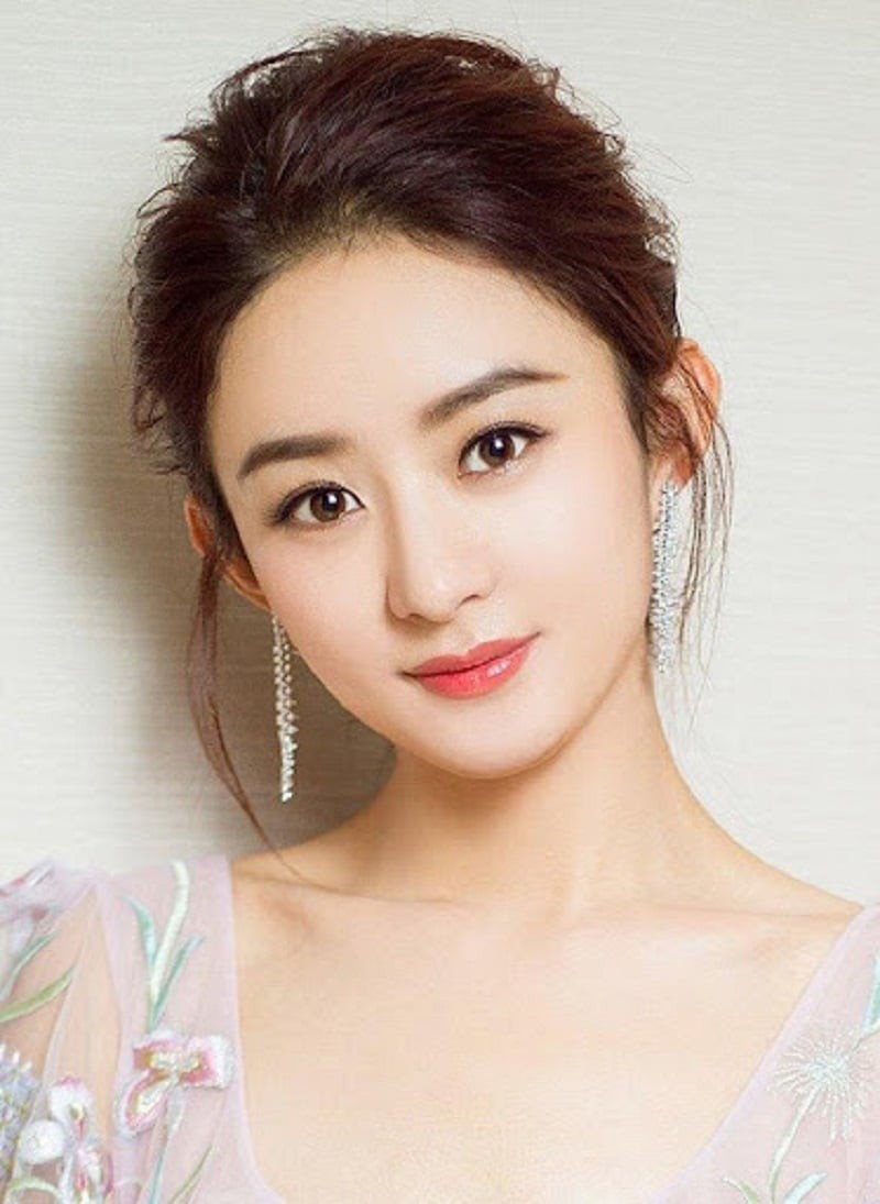  Phần đuôi mày nên được kéo nhẹ về phía thái dương để tăng cảm giác sắc nét.
