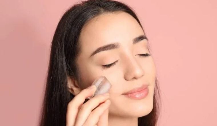 Việc bổ sung đủ nước sẽ hỗ trợ quá trình điều hòa thân nhiệt và giúp da phục hồi tốt hơn.