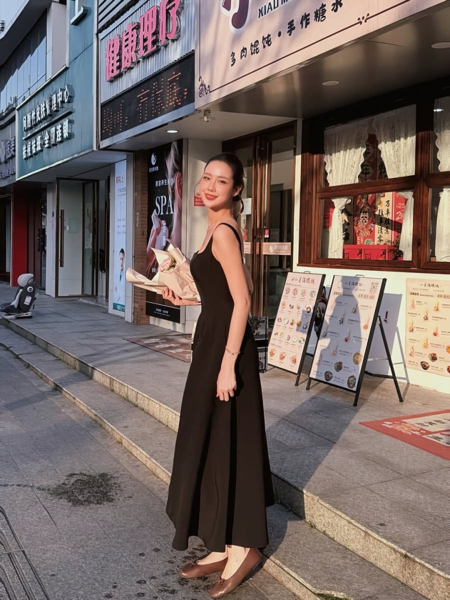 Những chiếc váy maxi màu đen với phom dáng suông nhẹ là một trong những lựa chọn thường xuyên xuất hiện trong tủ đồ của nàng hậu.