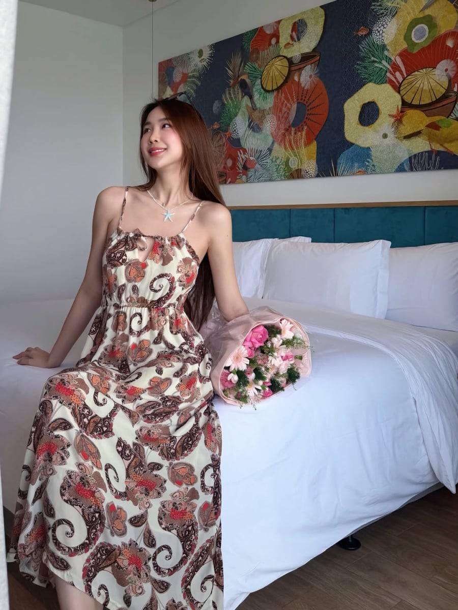 Đây là kiểu trang phục phù hợp với những người sở hữu chiều cao nổi bật bởi khả năng tạo cảm giác mềm mại, nữ tính nhưng vẫn giữ được sự thanh thoát.