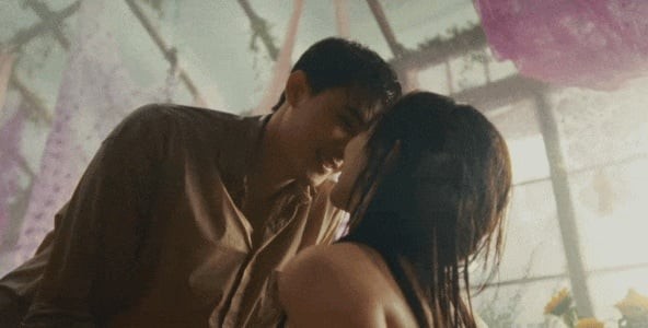 Xuyên suốt MV, Tóc Tiên và Trần Ngọc Vàng nhiều lần trực tiếp khoá môi, góc quay khai thác trực diện.