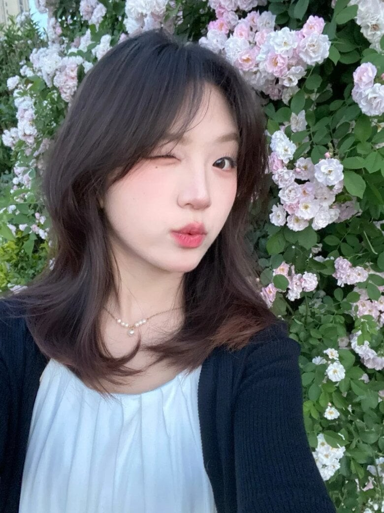 Phần tóc ôm nhẹ hai bên khuôn mặt giúp tổng thể trở nên thanh thoát hơn, đồng thời phù hợp với nhiều kiểu tóc khác nhau từ tóc thẳng đến tóc xoăn tự nhiên. 