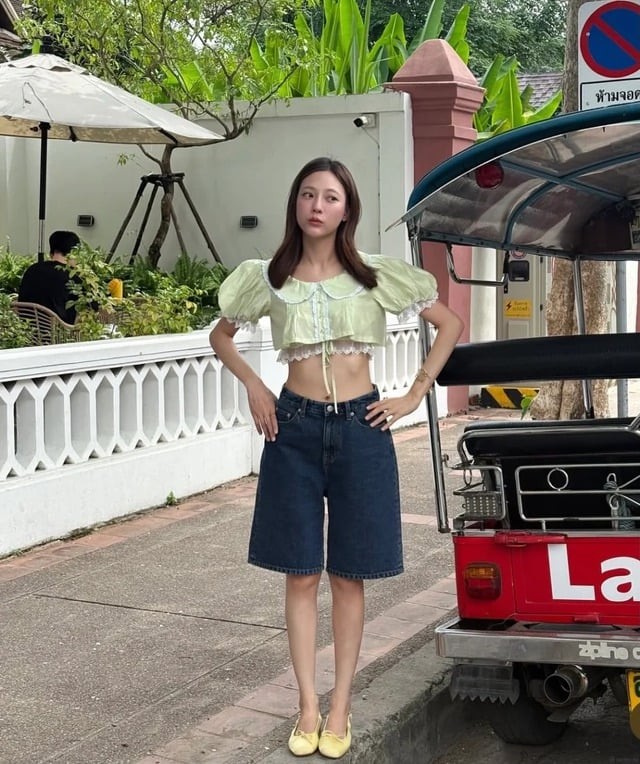 Áo buộc nơ trước ngực mang lại vẻ ngoài ngọt ngào, trong khi các đường bèo nhún tạo cảm giác mềm mại và nữ tính.