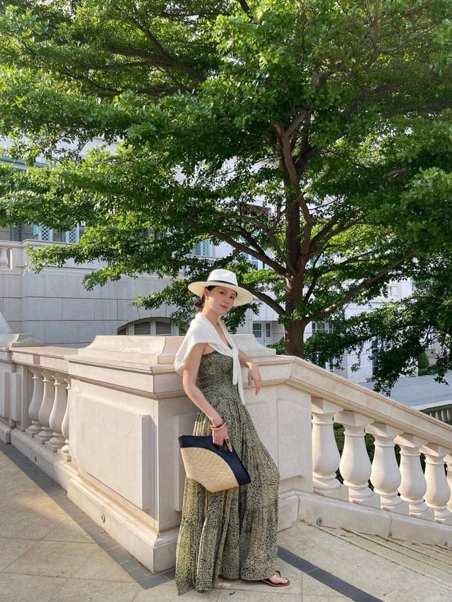 Chỉ với một đôi sandal đơn giản hoặc chiếc mũ rộng vành, tổng thể đã trở nên hài hòa và cuốn hút.