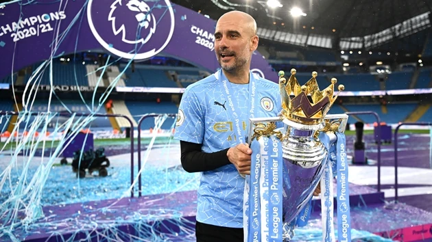 HLV Guardiola khiến xứ sương mù phải ngưỡng mộ khi liên tục nâng cao danh hiệu Ngoại hạng Anh.