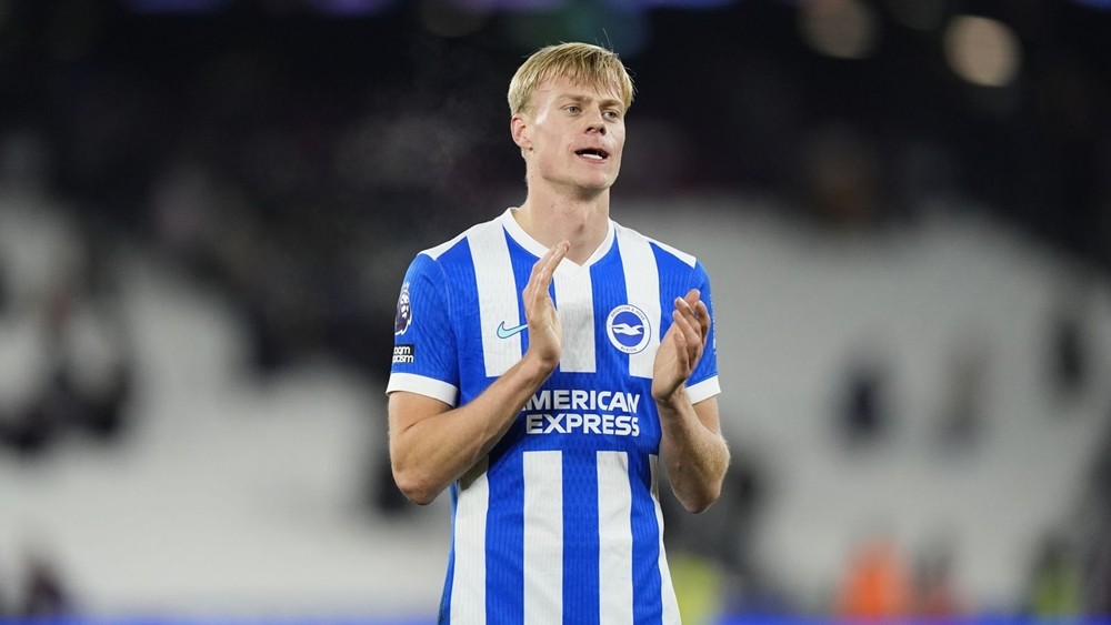 Brighton được cho đã từ chối lời đề nghị cho Jan Paul van Hecke từ Tottenham.
