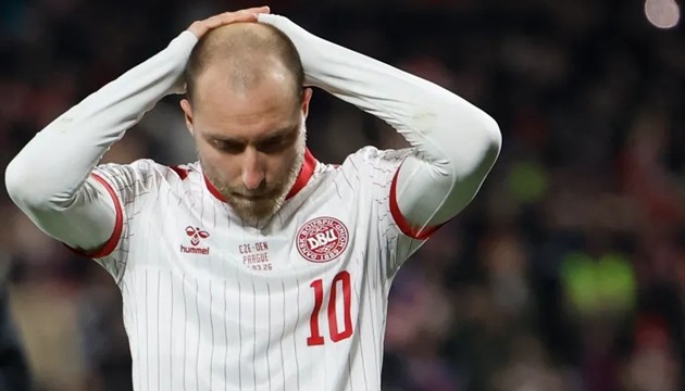 Christian Eriksen thêm một lần đổ gục trên sân.