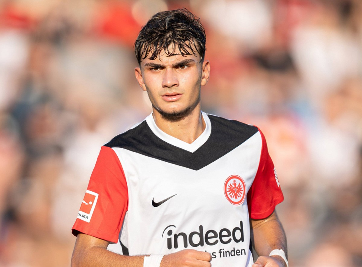 Can Uzun là báu vật của Eintracht Frankfurt.