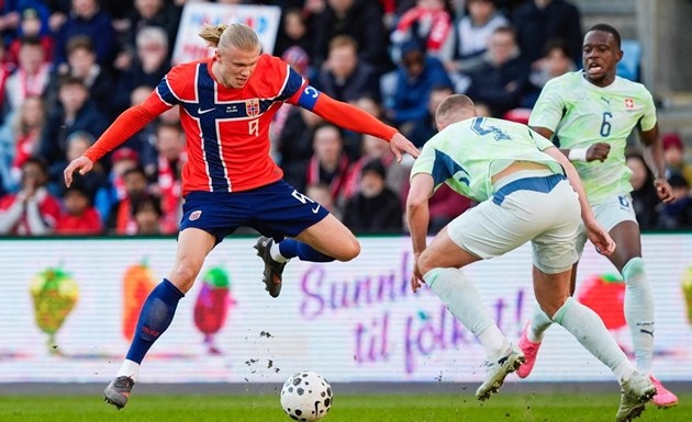 Erling Haaland là điểm sáng nhất trên hàng công Na Uy.