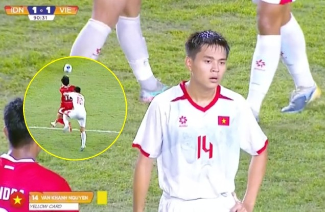 Tình huống dẫn đến quả phạt đền gây tranh cãi trong thất bại của U19 Việt Nam trước U19 Indonesia.