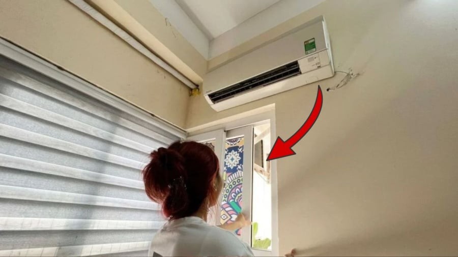 Một số gia đình có thói quen thường xuyên ra vào phòng hoặc mở cửa để lấy gió tự nhiên trong khi điều hòa vẫn hoạt động.