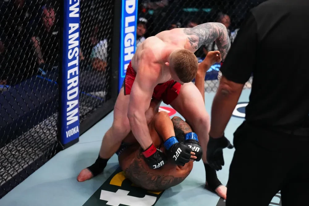 Iwo Baraniewski tấn công Junior Tafa tại UFC Vegas 118