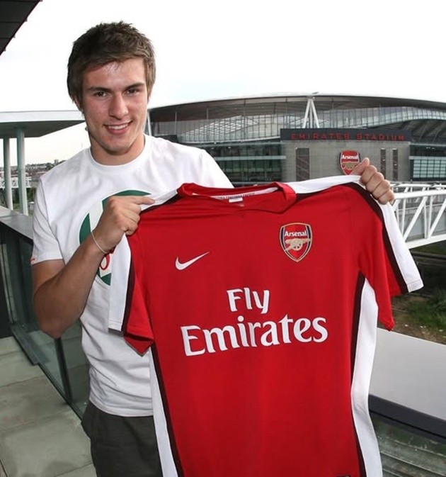 Ramsey ra mắt Arsenal khi mới 17 tuổi.